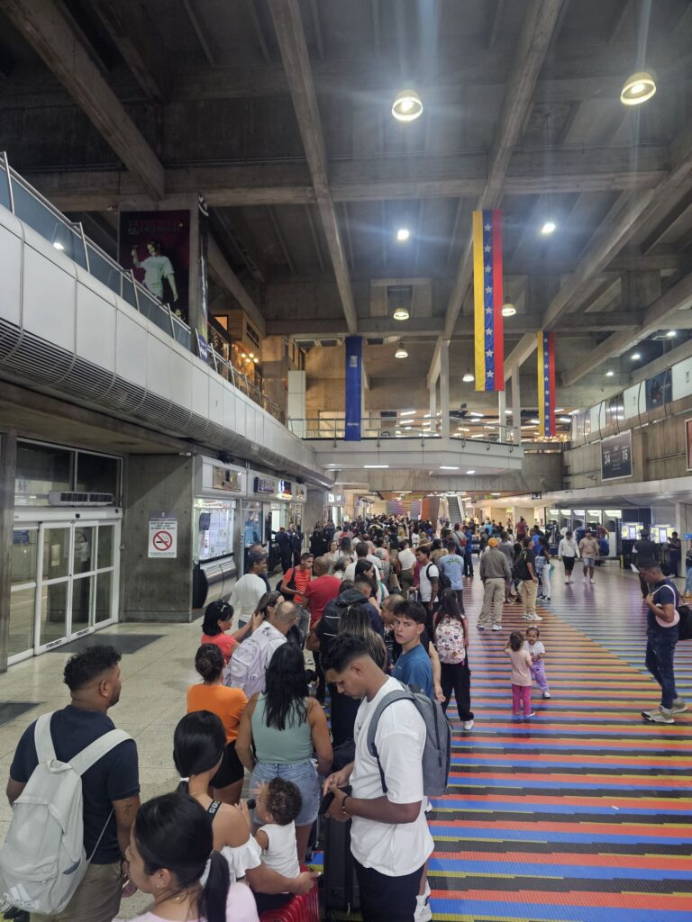 caracas airport queue